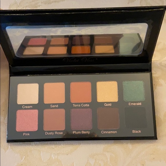 A violet boss essentials eyeshadow palette - Picture 2 of 2